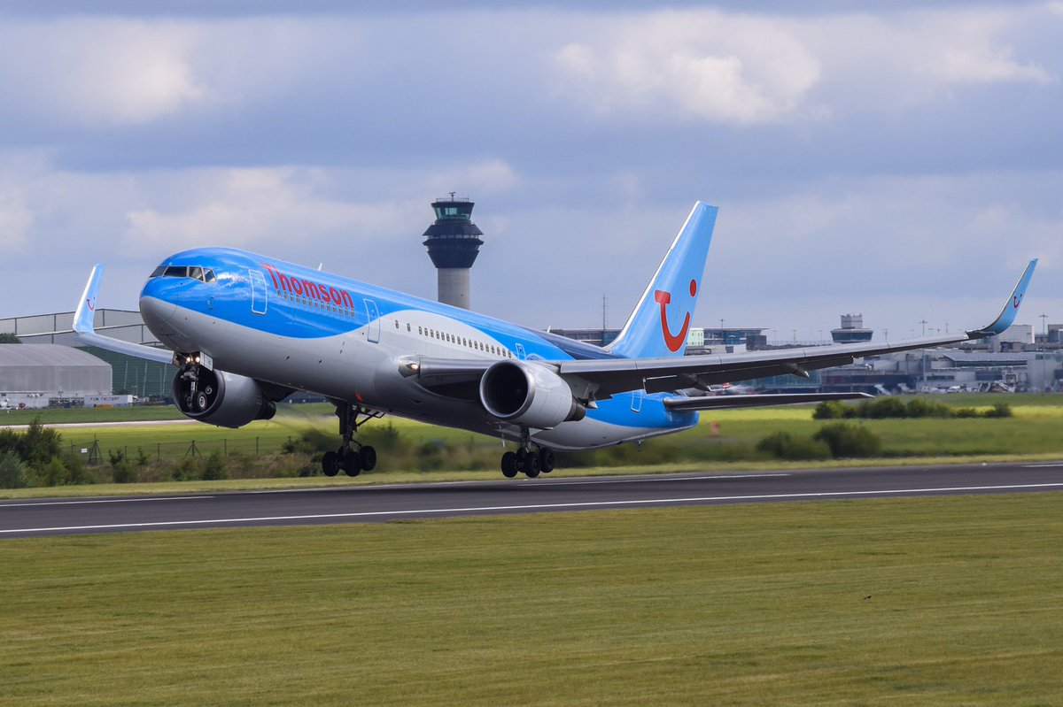 monkg57's tweet photo. @TUIGroup @manairport A view of #GOBYE #B763 rotation off L23 #manchesterairport #Southside #Thomson airlines #avgeek #TUI https://t.co/2X9qQA6lad