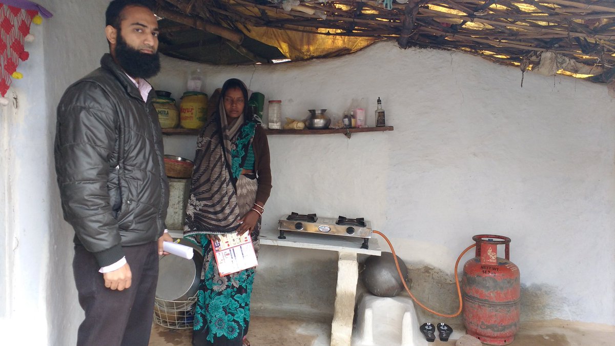 DNO_AMETHI's tweet photo. @HPCL #Safetyfirst PMUY sample inspections at various villages in District Banda @yourschaudhary @iammohitdhawan https://t.co/ebZUlpgIPr