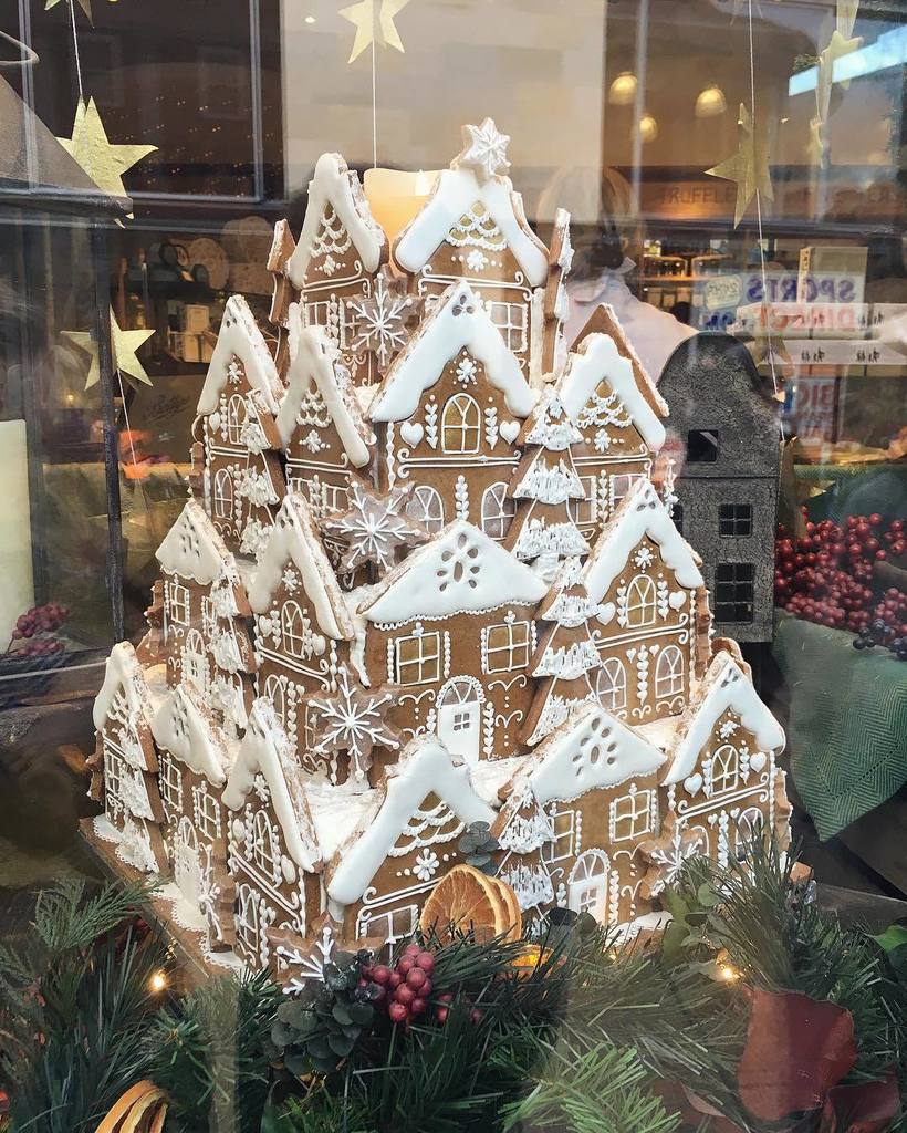 bygemmaellis's tweet photo. The prettiest gingerbread house in Betty's 🎄 if only I had £500 to spare 😍
.
.
.
#gingerbr… https://t.co/VDMFrJ2UbP https://t.co/Y3u3AftdMl