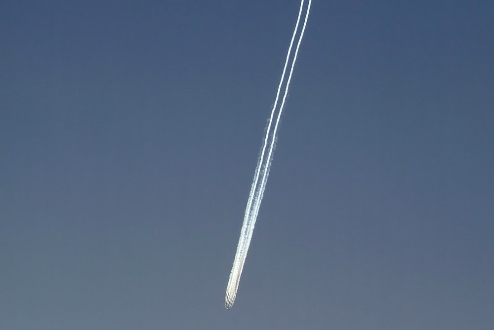 A3803's tweet photo. Zum Jahresende gönnt uns @FlySWISS noch ne schöne Crow-#Instabilität. #LX161 #NRTZRH #A340 #HBJMH #Berlin #Contrail https://t.co/YUbPXJwUUk