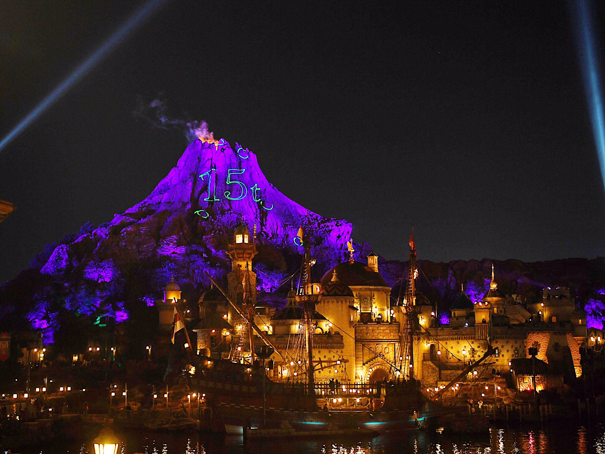 Mezzomikiのディズニーブログ Sur Twitter プロメテウス火山に15thの文字が映し出されました T Co Bfuupozltz