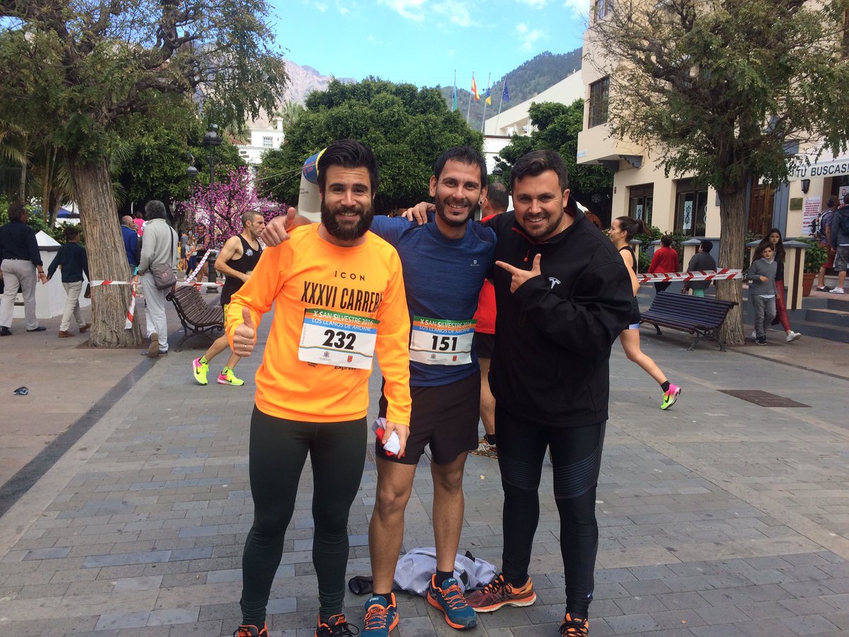 moi_rodriguezr's tweet photo. Despedimos el 2016 con un poco de ejercicio y en buena compañía @Cesaregal #Eldel #SanSilvestrellanense #LaPalma https://t.co/cthrhWOlWO