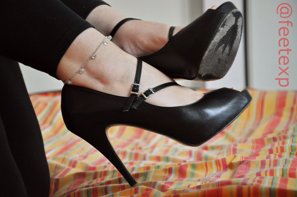 FeetExp's tweet photo. Wishes for a Happy New Year! May 2017 bring you lots of opportunities to make your dreams come true! #happynewyear #footfetish #highheels https://t.co/R3PuCwo8CK