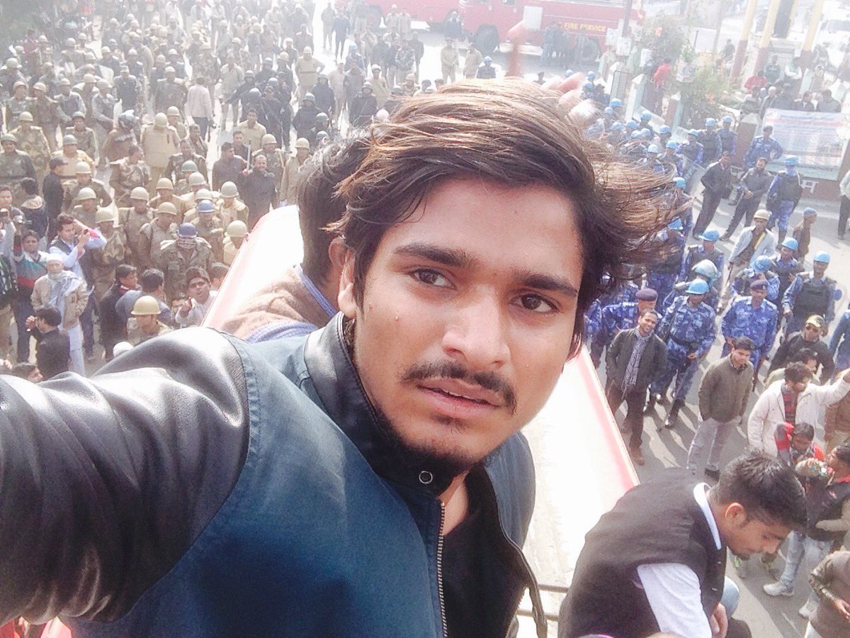 HuzaifaRashadi's tweet photo. हम #AMU के छात्रों ने नजीब के लिए आज शांतिपूर्वक #Protst मार्च निकाला लेकिन पुलिस कुत्तों की तरह हम पर झपट पड़ी https://t.co/7ceTkQbwgS