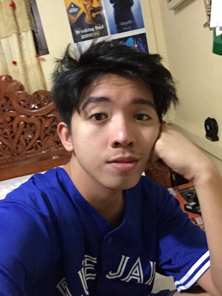 ronrants's tweet photo. 2016 naging prominent ng kaunti yung jawline ko tnx ha, #priorities #2016reflection https://t.co/rmJrapb6fL