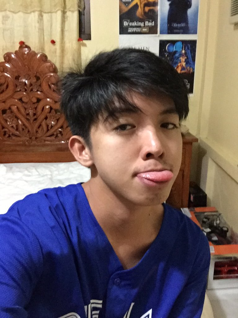 ronrants's tweet photo. 2016 naging prominent ng kaunti yung jawline ko tnx ha, #priorities #2016reflection https://t.co/rmJrapb6fL