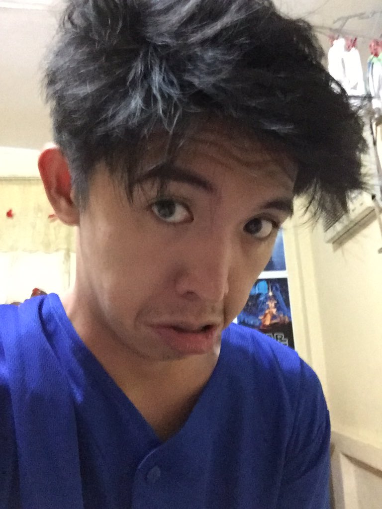 ronrants's tweet photo. 2016 naging prominent ng kaunti yung jawline ko tnx ha, #priorities #2016reflection https://t.co/rmJrapb6fL
