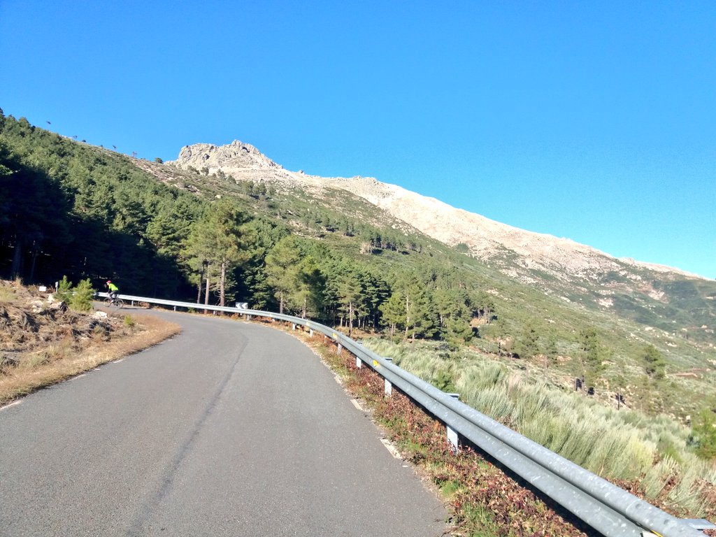 NoelRendiFisico's tweet photo. La #Kuota @SpcaTeam está cansada de tanto puerto😂 #será1granAño Feliz 2017 desde #Avila #Gredos #paraíso @StephaneMateos #RENDIMIENTOFISICO💪 https://t.co/GqBzhg6A2E