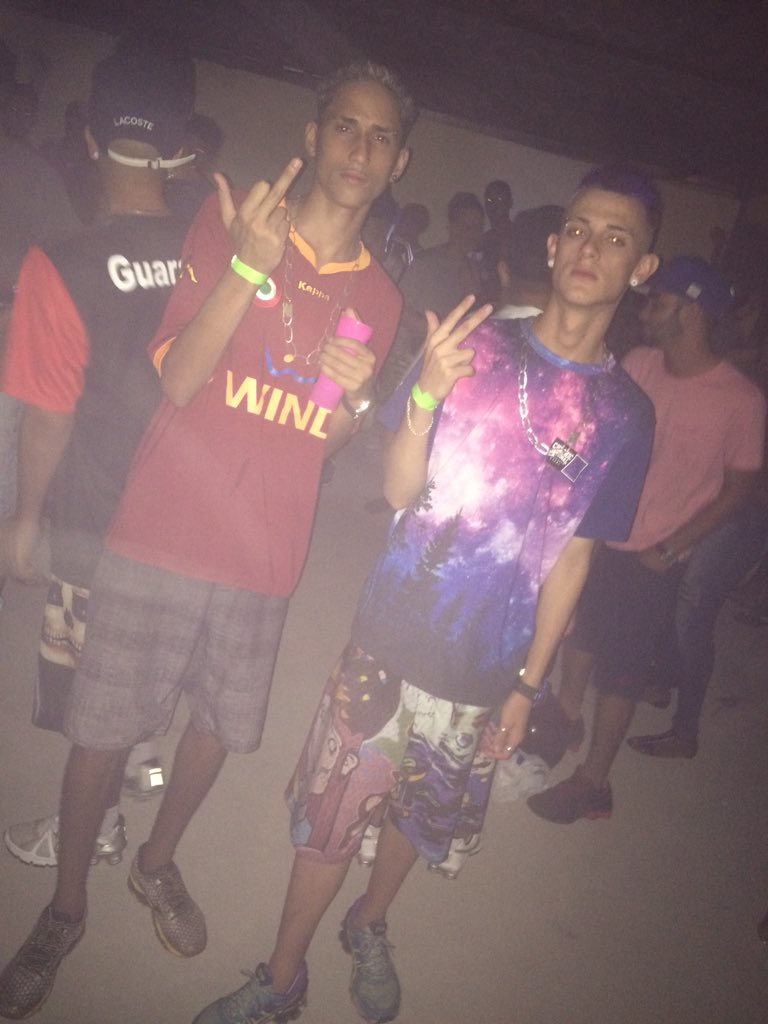 VuulgoJM's tweet photo. Muita coletividade na quebrada, dinheiro no bolso sem miséria!! éagente 👓🙏🏼 https://t.co/owJcp8StmL