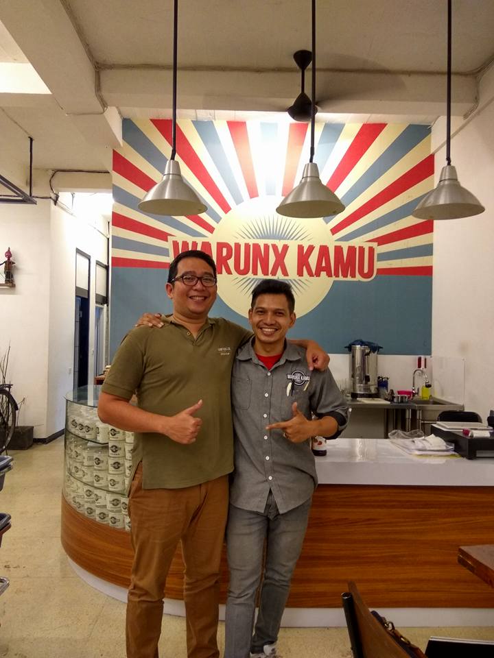 Warunx_Kamu's tweet photo. Hangout with kembaran kang @ridwankamil sebelum perayaan pergantian tahun itu rasanya...bahaaaagia bgt skl...apalagi kalau ama aslinya ya..😍 https://t.co/zE7R2GfnXU