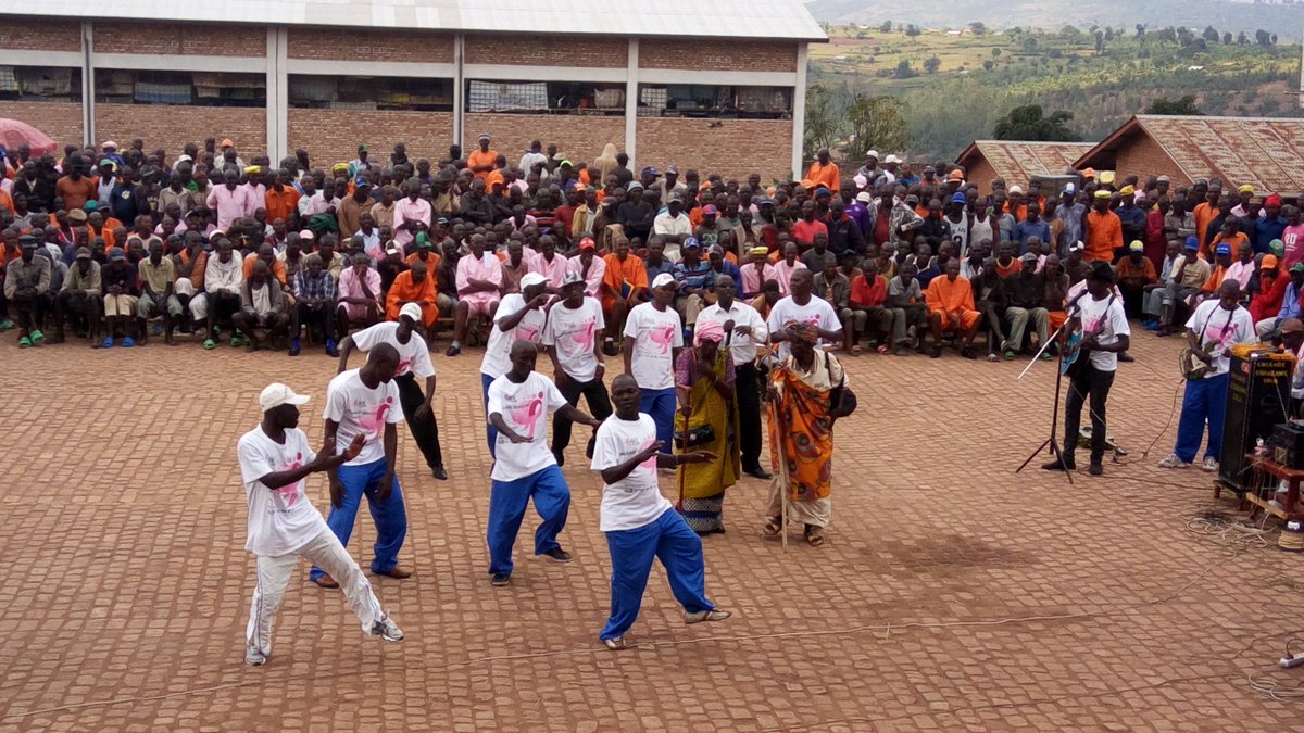 HuyePrison's tweet photo. Huye 31/12/2016,Umuyobozi mukuru wa Gereza SP Camille ZUBA
arikumwe nabo akuriye  bishimanaga n'Imfungwa n'Abagororwa impera z'Umwaka. https://t.co/vl8FMI6HRZ