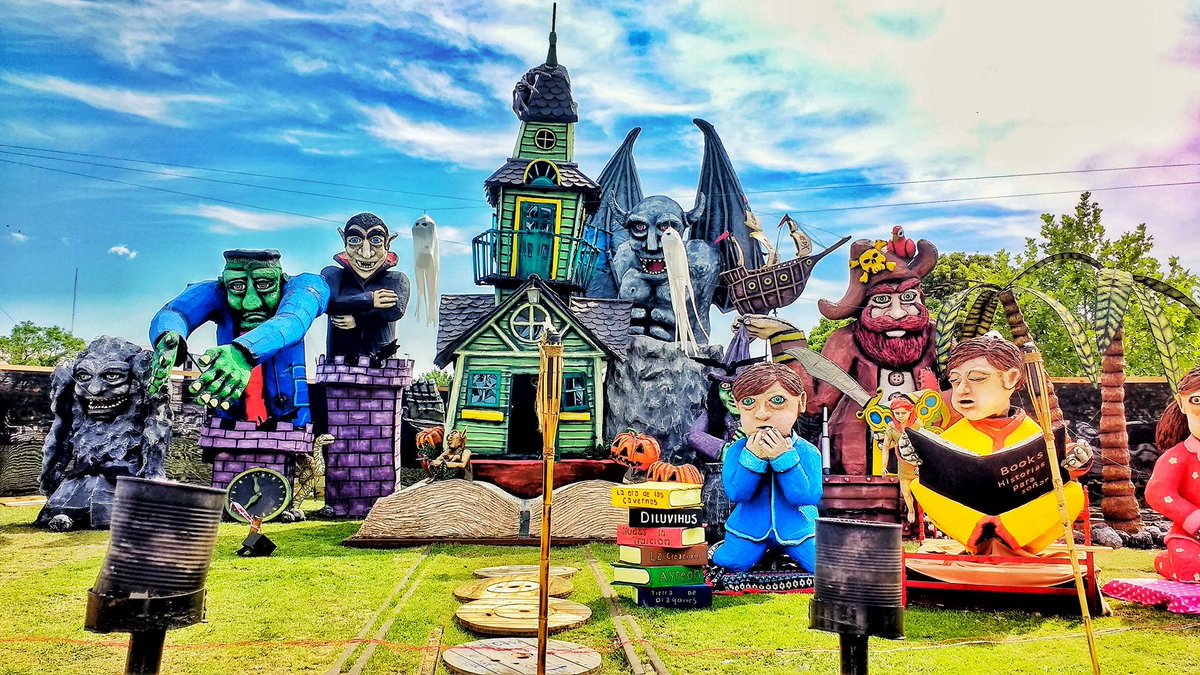 TuristicaLP's tweet photo. Quema de Muñecos 2016
#TradiciónPlatense #QuemadeMuñecos #LaPlata #MuñecosLaPlata #FindeAño https://t.co/E2IAwFyyTy