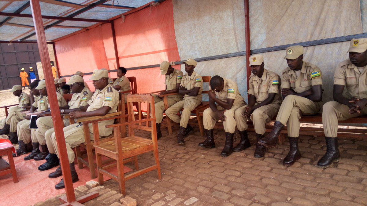 HuyePrison's tweet photo. Huye 31/12/2016,Umuyobozi mukuru wa Gereza SP Camille ZUBA
arikumwe nabo akuriye  bishimanaga n'Imfungwa n'Abagororwa impera z'Umwaka. https://t.co/vl8FMI6HRZ