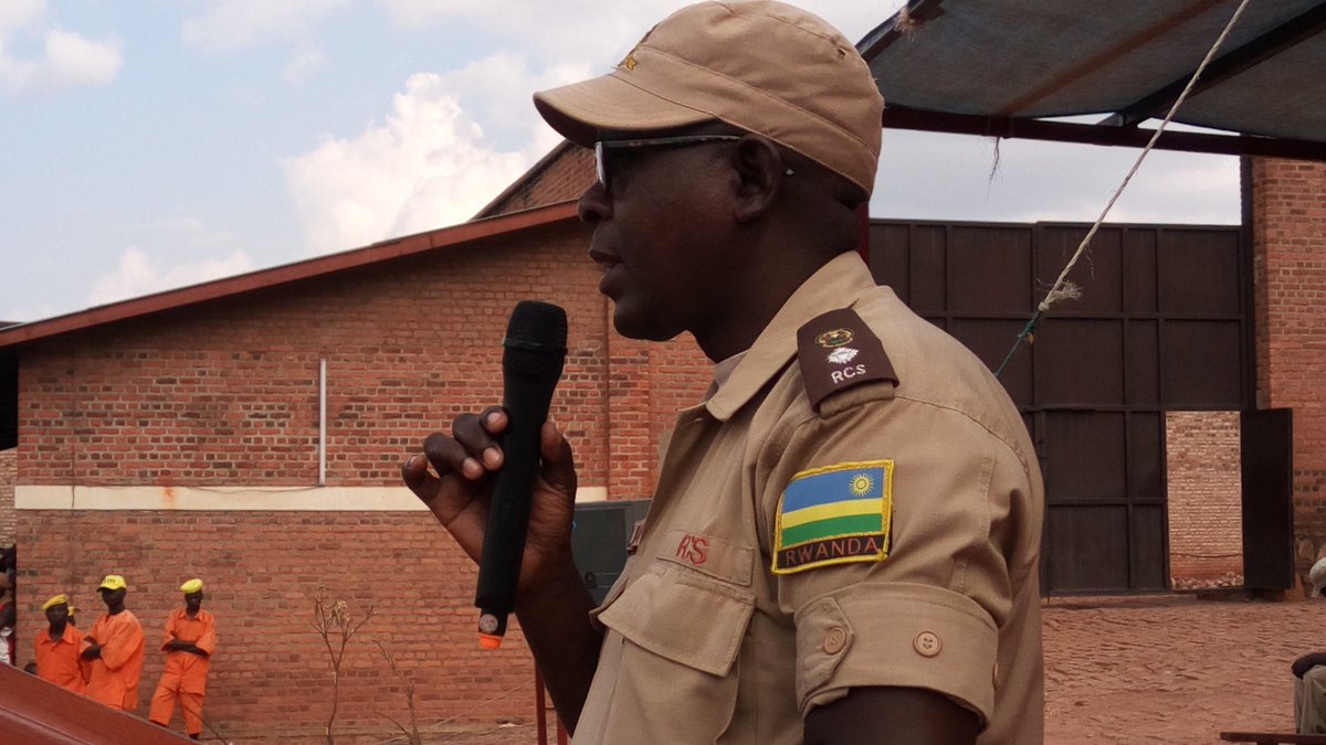 HuyePrison's tweet photo. Huye 31/12/2016,Umuyobozi mukuru wa Gereza SP Camille ZUBA
arikumwe nabo akuriye  bishimanaga n'Imfungwa n'Abagororwa impera z'Umwaka. https://t.co/vl8FMI6HRZ