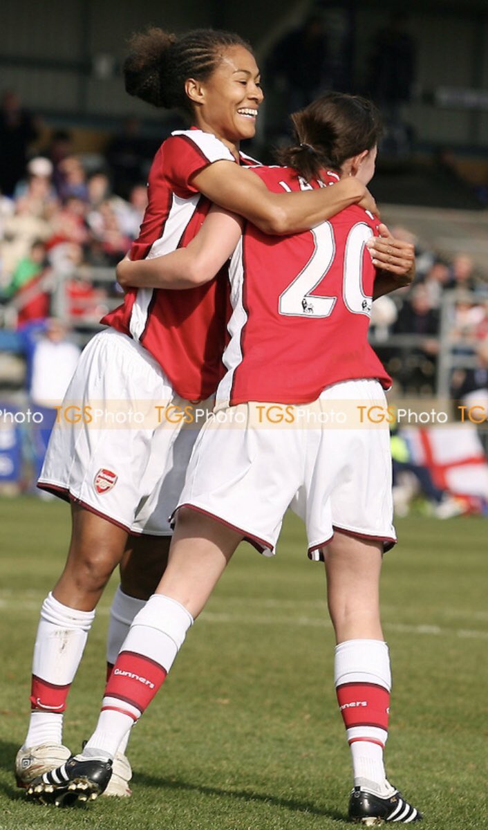 helenwardie10's tweet photo. All the best to @rachelyankey11 in whatever you do next. True pioneer for women's football in this country & a privilege to play with #RY11 https://t.co/Udb2eo3wSI