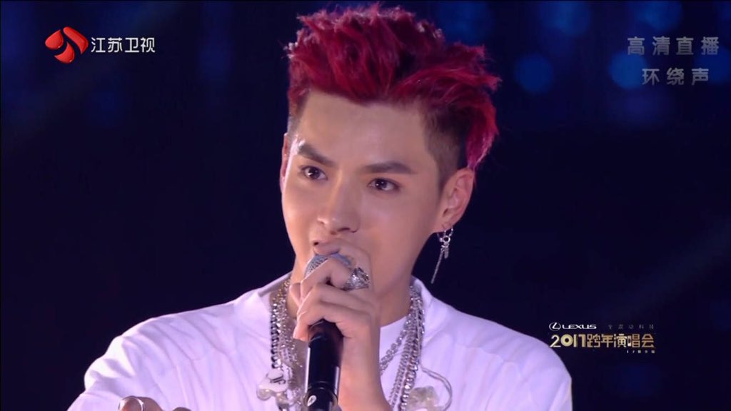 November06's tweet photo. จริงๆก็ไม่อยากติดแท็ก #WUYIFAN กับ #KrisWu เลยนะ กลัวเขาติดเทรนอีก เดี๋ยวทุกคนจะตกใจว่าทำไมติดเทรนอีกแล้ว เหตุเกิดจากความหล่อล้วนๆเลยค่ะ 😂😂😂 https://t.co/IYJLHzMnyI