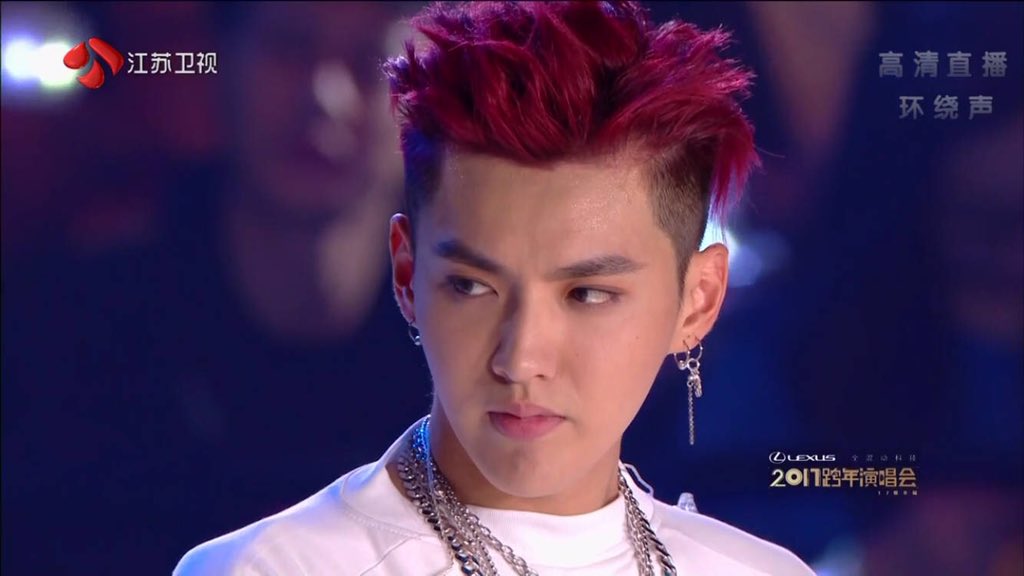 November06's tweet photo. จริงๆก็ไม่อยากติดแท็ก #WUYIFAN กับ #KrisWu เลยนะ กลัวเขาติดเทรนอีก เดี๋ยวทุกคนจะตกใจว่าทำไมติดเทรนอีกแล้ว เหตุเกิดจากความหล่อล้วนๆเลยค่ะ 😂😂😂 https://t.co/IYJLHzMnyI