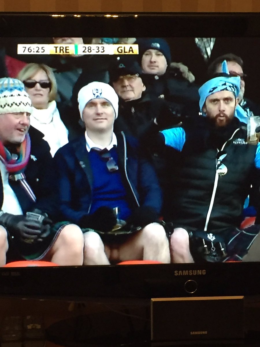 0lli30llie0lli3's tweet photo. Rugby: Usually a game of only one odd shaped ball. 

#GlasgowTreviso https://t.co/xbbQyylnZO