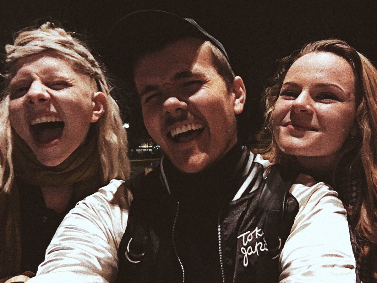 robinlarsen's tweet photo. it's funny how i had no idea who ashleigh was in 2015. in 2016 we decided to travel to bergen AND london together to see aurora perform.
💛🍂 https://t.co/Fn1sdEMc8x