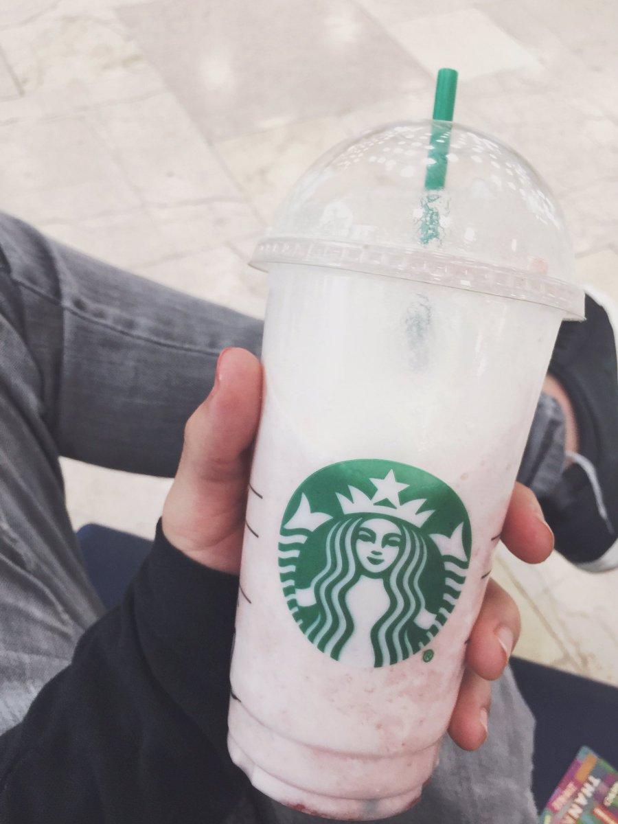 alexxfarii's tweet photo. Cómo cuando starbucks te desea el feliz año antes que todos tus amigos 😂🙌🏻 https://t.co/dfZYSD5YJf