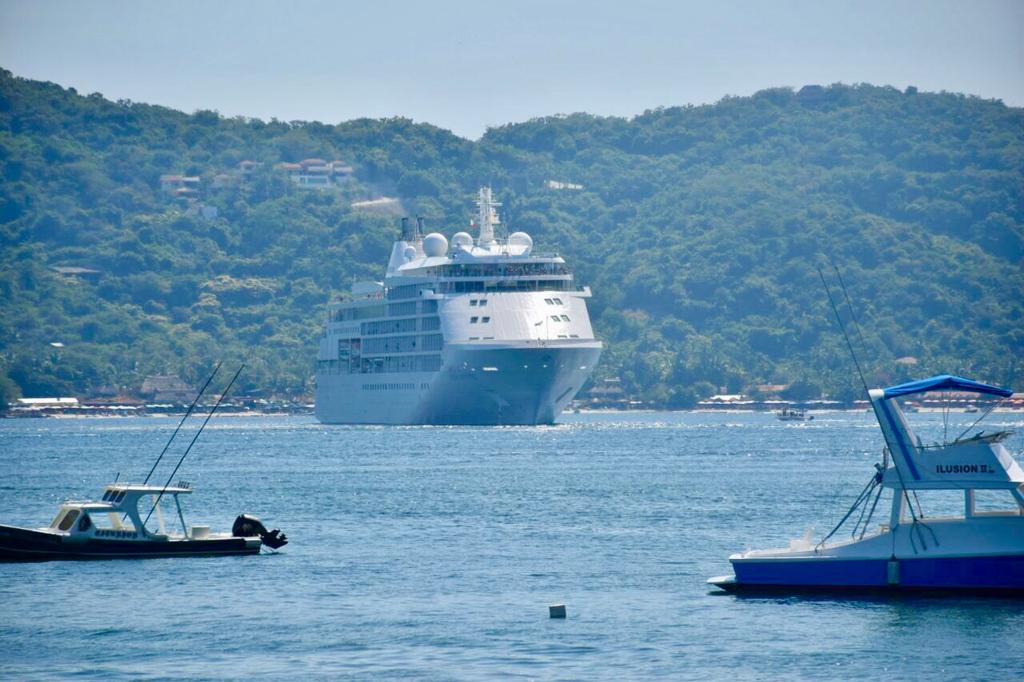 VisitIZ's tweet image. Felices de recibir en #IxtapaZihuatanejo al Crucero #SilverWhisper con más de 600 pasajeros! #GuerreroMeEnamora