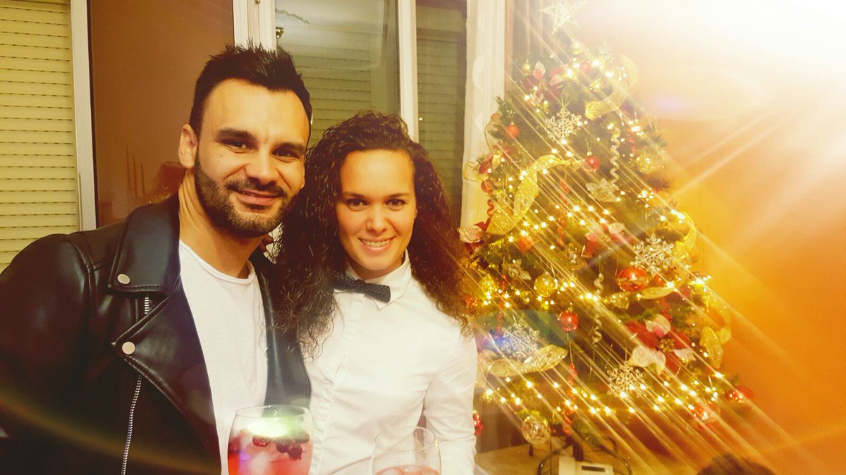 Feliz Año nuevo a todos familia. Les queremos!! <a href="/Lavozagritos/">La Voz A Gritos</a> <a href="/lavoztelecinco/">ainara is not here</a> <a href="/GuerrerosMelen/">Guerreros Melendi</a> #EquipoMelendi <a href="/MelendiOficial/">Melendi Oficial</a>