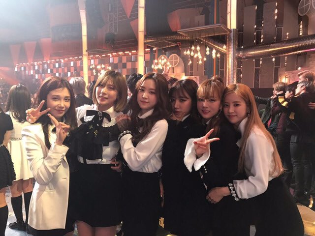 Apink_2011's tweet photo. [#초롱] 새해복많이받으세요!
벌써..2017년 새해가 밝았네요..! 
한해동안 여러분들 덕분에정말 행복했습니다! 올한해에도판다들 위해서 더 열심히하는 핑순이들이 될게요! 항상곁에서 응원해주셔서 정말감사드리구사랑합니다!!새해복많이 받고 배부르세요!! https://t.co/Ssfqem1NEG