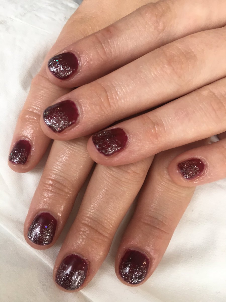 EmmaJaneSwansea's tweet photo. New year glitz 🎉 #cndshellac #cndshellacnails #cndshellacmasquerade #cndshellacicevapour #nails  #beauty @SweetSquared @CNDWorld https://t.co/laUvu4rPu9