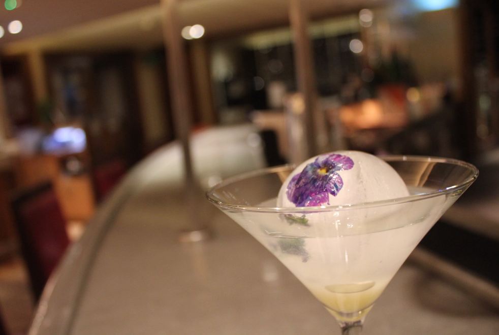 ASATravelPR's tweet photo. Raise a glass and countdown to the New Year with a #WhiteCosmo at @barbouludlondon at @MO_LONDON #HydePark #NewYearsEve https://t.co/a6LTkGaW20