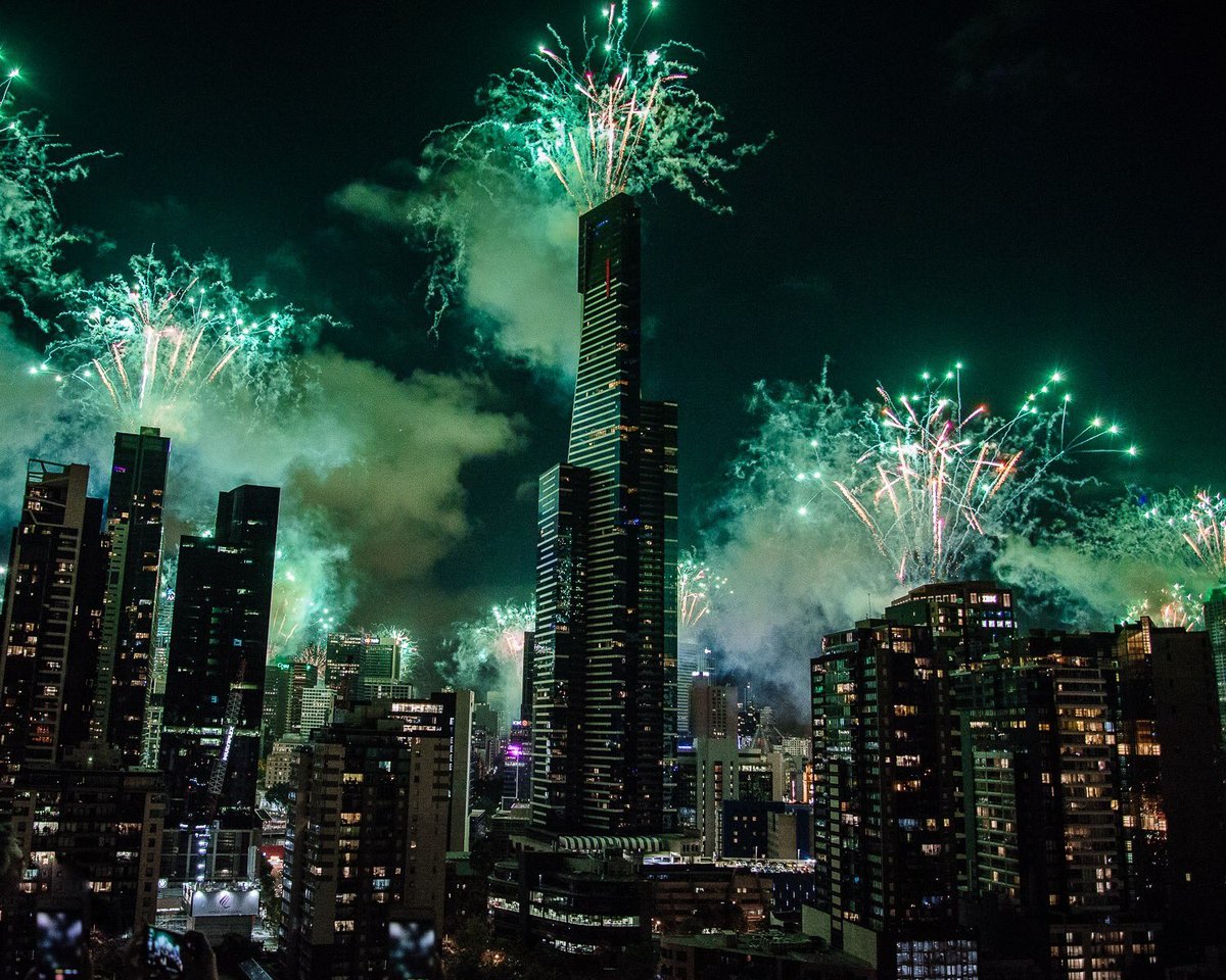 _perkot's tweet photo. Happy new year @cityofmelbourne @theheraldsun @theage @abcnews #NewYearsEve #newyear2017 https://t.co/lo78jwWolU