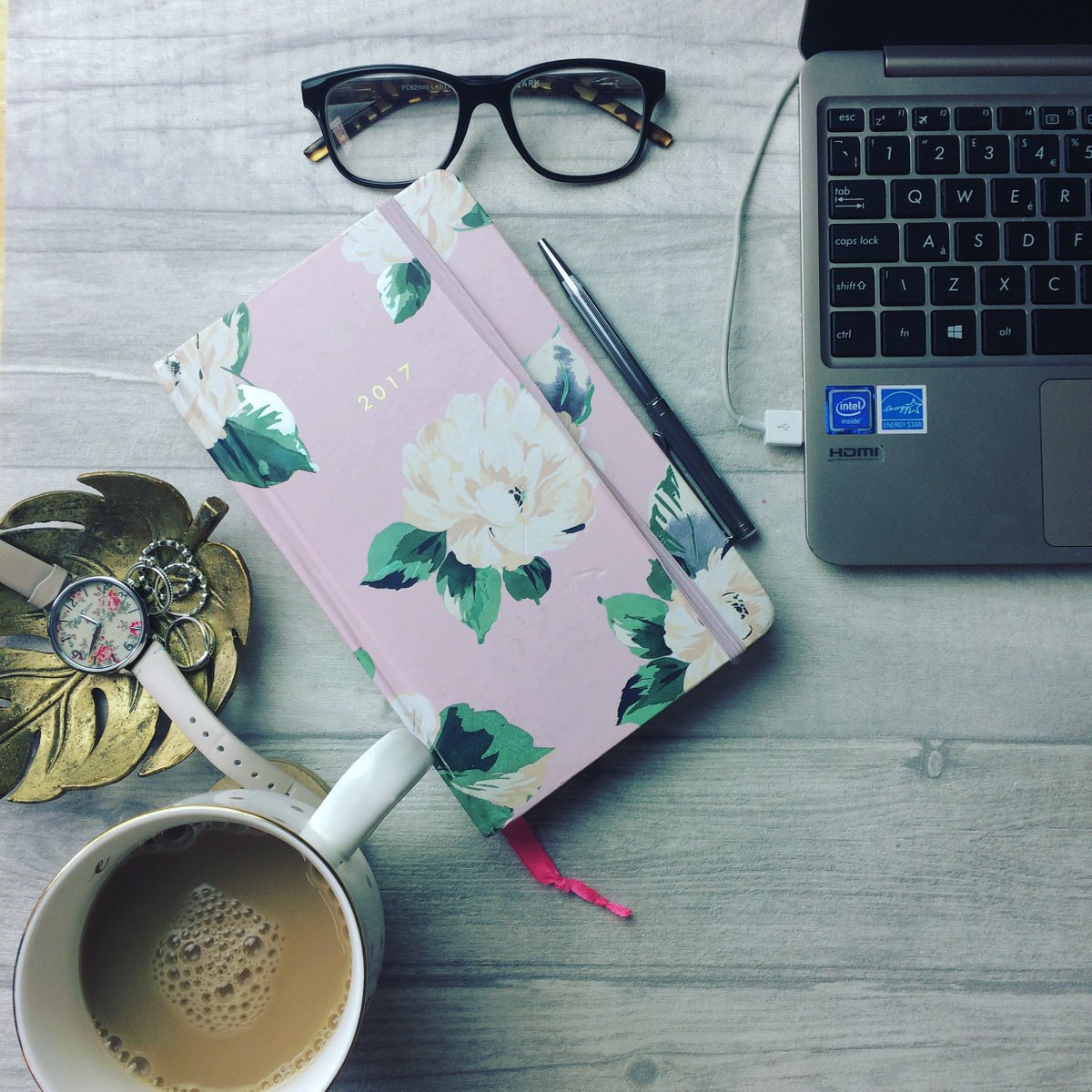 Emmie | Theatre&Tonic 🎭🍹 (@theatreandtonic) on Twitter photo Here's my 2017 Goals! bit.ly/2iA8jRs 💻✨ <a href="/BloggersTime/">BloggersTime</a> <a href="/BloggersBlast/">BloggersBlast</a> <a href="/BloggerBees/">The Blogger Bees 🐝</a> <a href="/BloggingRT/">Blogging RT</a> #blogginggals #thegirlgang #lbloggers Here's my 2017 Goals! bit.ly/2iA8jRs 💻✨ <a href="/BloggersTime/">BloggersTime</a> <a href="/BloggersBlast/">BloggersBlast</a> <a href="/BloggerBees/">The Blogger Bees 🐝</a> <a href="/BloggingRT/">Blogging RT</a> #blogginggals #thegirlgang #lbloggers