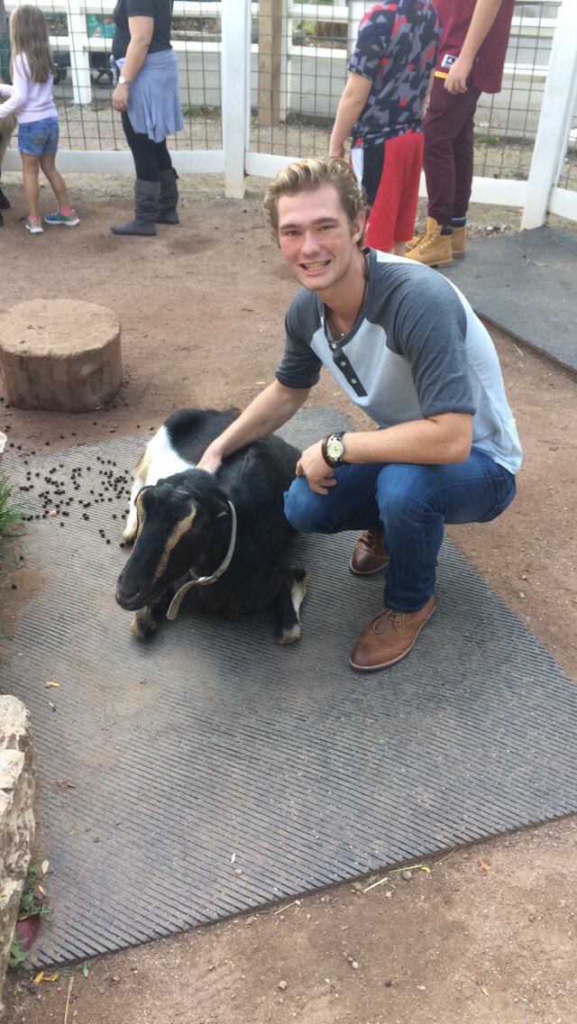ZepposNicholas's tweet photo. Standing next to my new best friend!!! #goatsforlife #goats #lincolnparkzoo https://t.co/ikYtpN9K6W