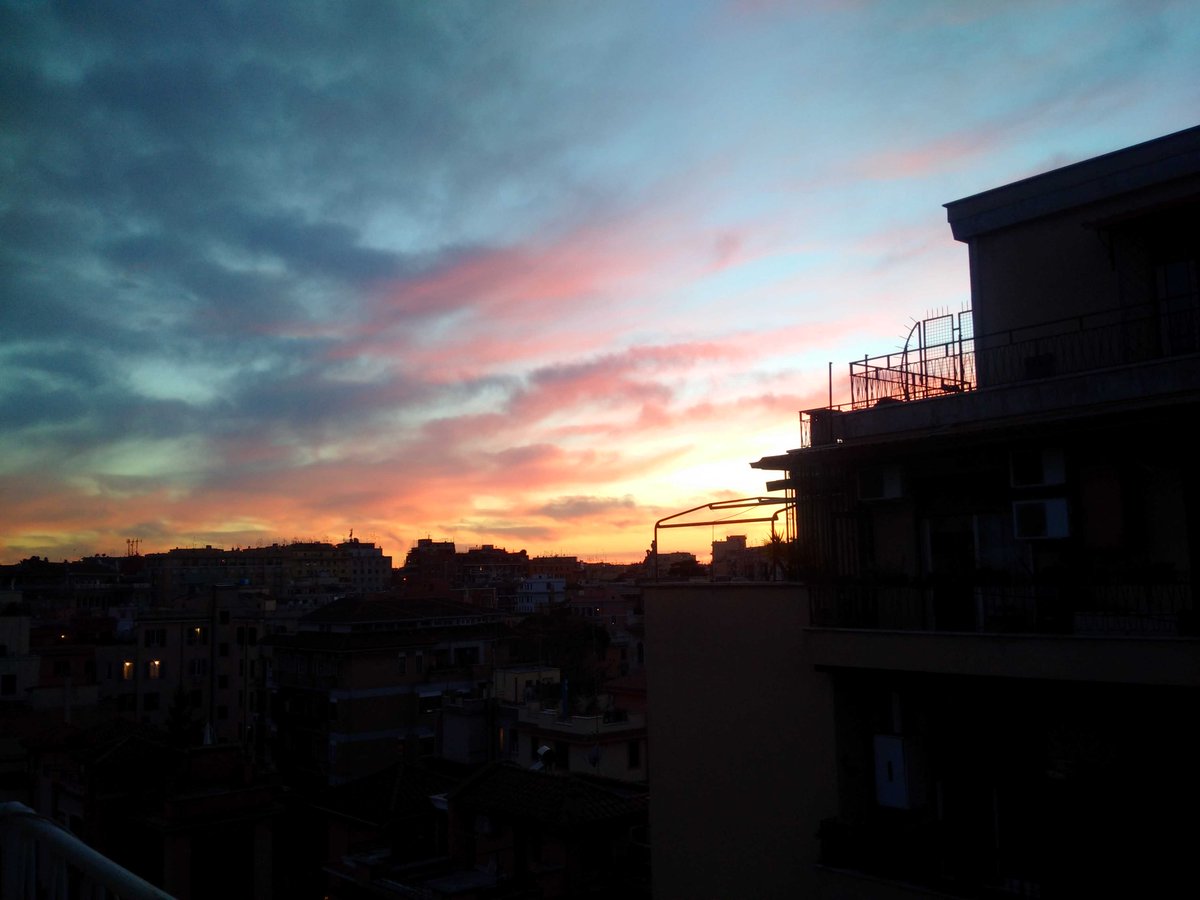 CastroMic64's tweet photo. 'sembra che qualcuno abbia dipinto il cielo ' commento di mamma 80enne al tramonto su una Roma splendida...#fine2016 https://t.co/CcHZ26I2hN