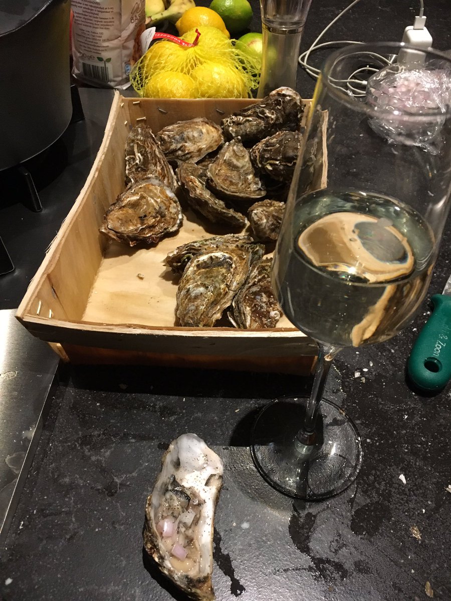 De kop is eraf. De eerste oester met frambozenaxijn en een sjalotje #oudennieuw #buntjesponnen