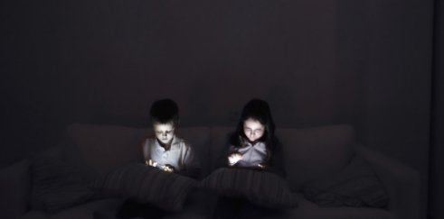 WeAreTeachers's tweet image. New study links children's sleeplessness to bedtime use of electronic gadgets @washingtonpost bit.ly/2feYZSr  #edchat #parenting
