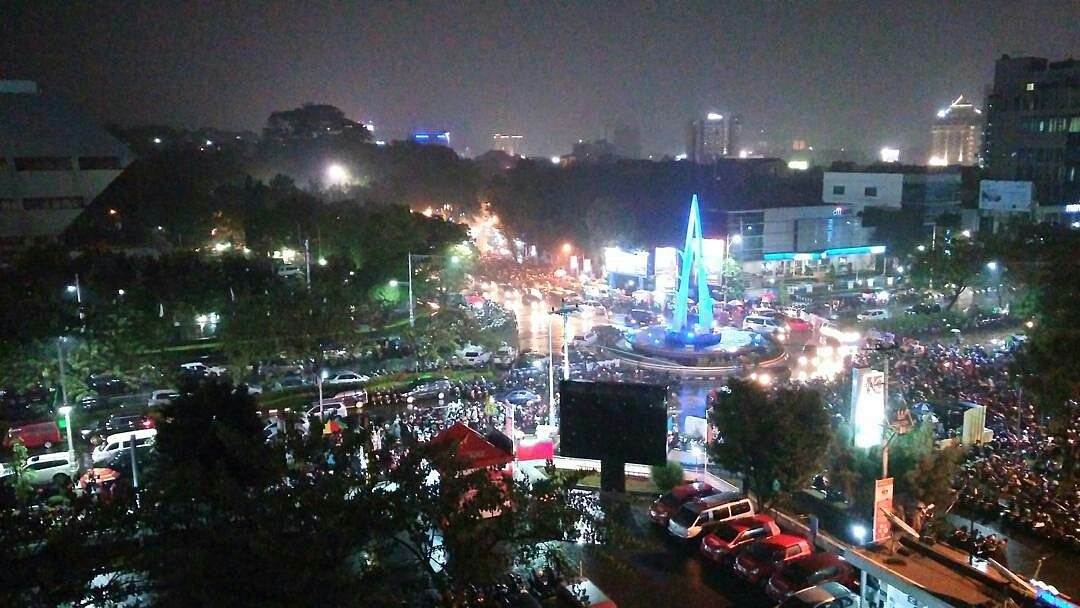 AsliSemarang's tweet photo. SELAMAT TAWON BARU 2017!! 🎉🎉🎉 Mugo2 koe kabeh tambah sukses, akeh rejekine, cedak jodone. Amin. #aslisemarang https://t.co/wV2irmvzEk