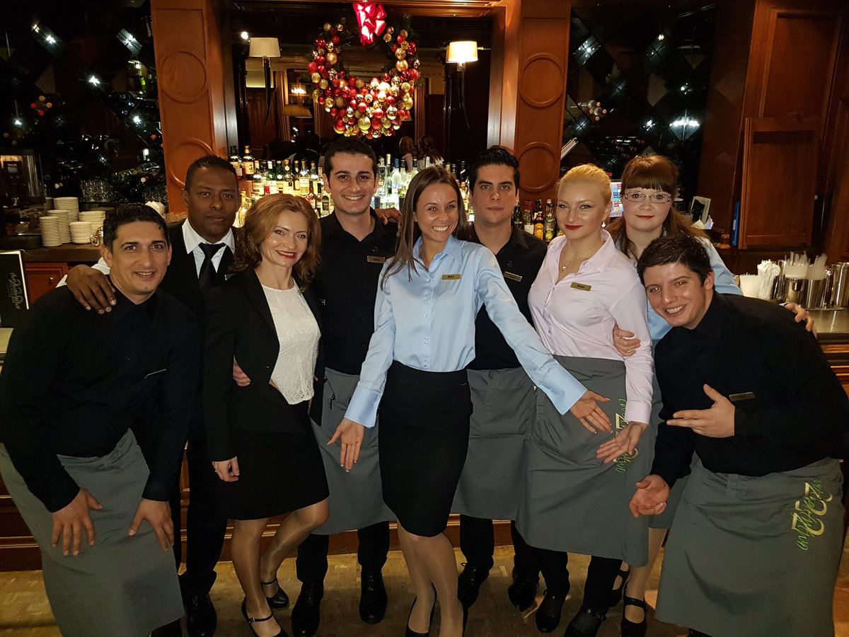 noblemarci's tweet image. Look at those smiles! We are ready to welcome #2017 in style @landmarklondon with @KitchenLandmark and #twotwentytwo team #landmarkmoments