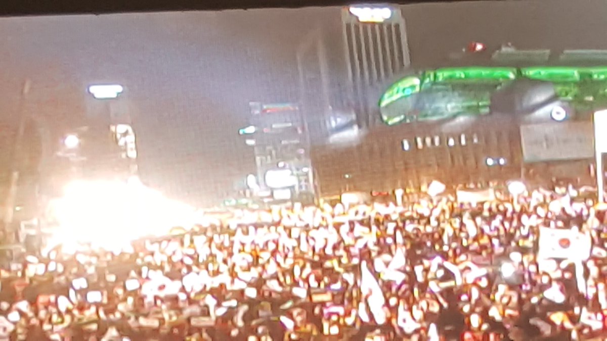 애국국민이 찬 길바닥에서 애국가 부르며 흐느끼고 태극기 흔들며 목놓아 대한민국만세를 부릅니다. 지금이 일제치하입니까? 공산독재치하입니까? 이렇게 기막힌 일이 왜 이 나라에서 일어나고 있는건지 믿을수가 없습니다