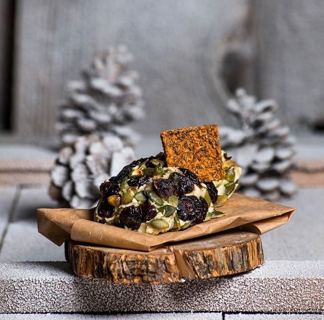 However you plan on ringing in the #NewYear tonight, make sure it involves an irresistible Nut Cheez Logs from <a href="/culcherd/">Culcherd</a>.

📷: <a href="/culcherd/">Culcherd</a>