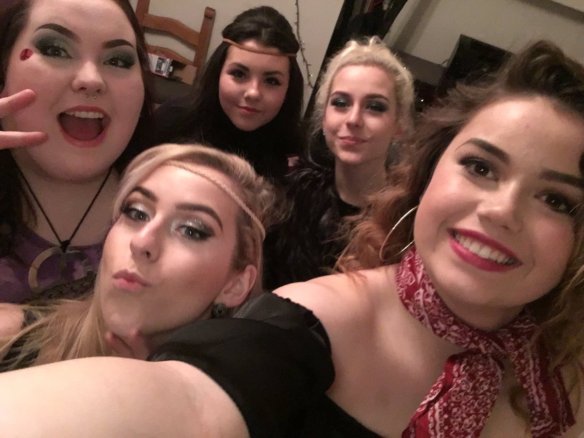 Carys_Grande's tweet photo. Spent almost every New Year together since were 4💞
70s theme this year✌🏼️✌🏼️ https://t.co/TSKlbsooKz