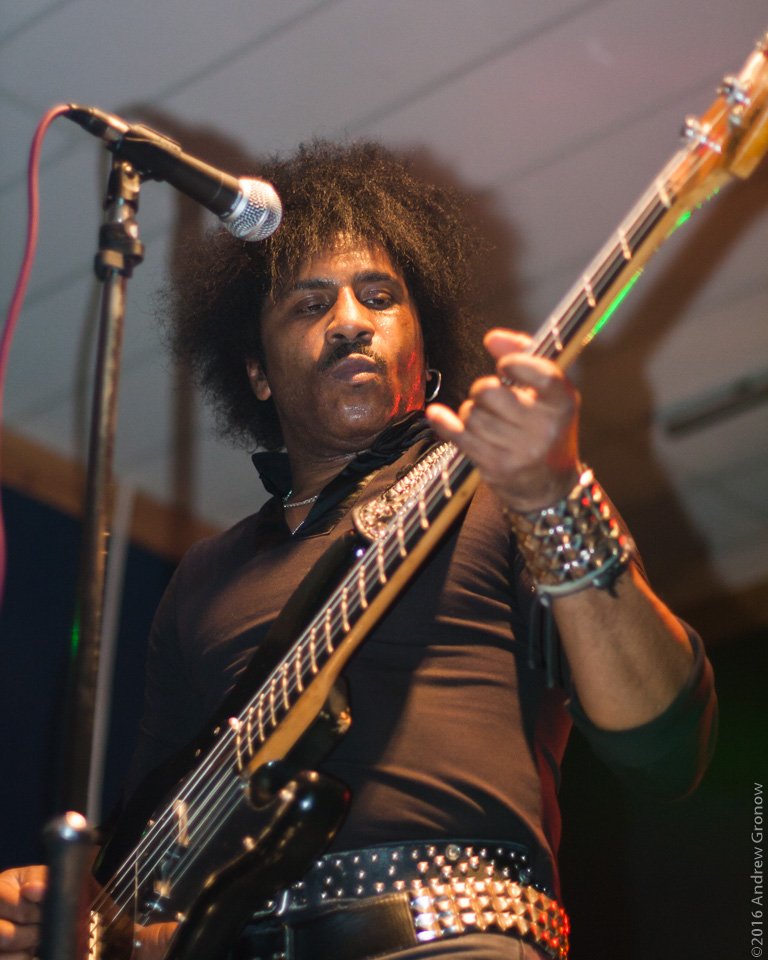 Last night at the <a href="/pontydistrict/">The District Club</a> was absolutely brilliant. Tribute band they may be but Mr Lynott would be proud. @DizzyLizzyTrib