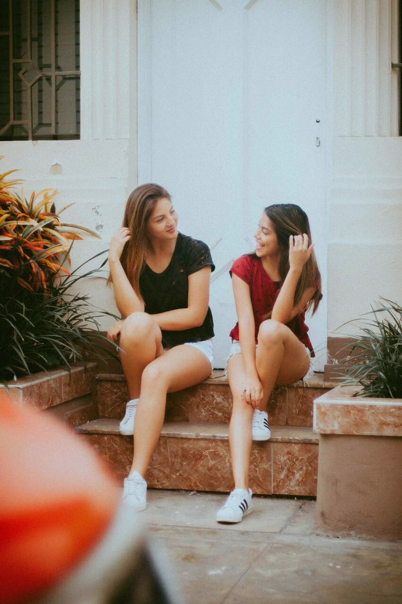 inoesasi's tweet photo. Hoy les presento a @LuciaMicaella y @SamanthaRojas, se suman al equipo pero en YouTube. https://t.co/PBmp6EAMtm Lanzamiento 12/01/17 https://t.co/PIsth3srik