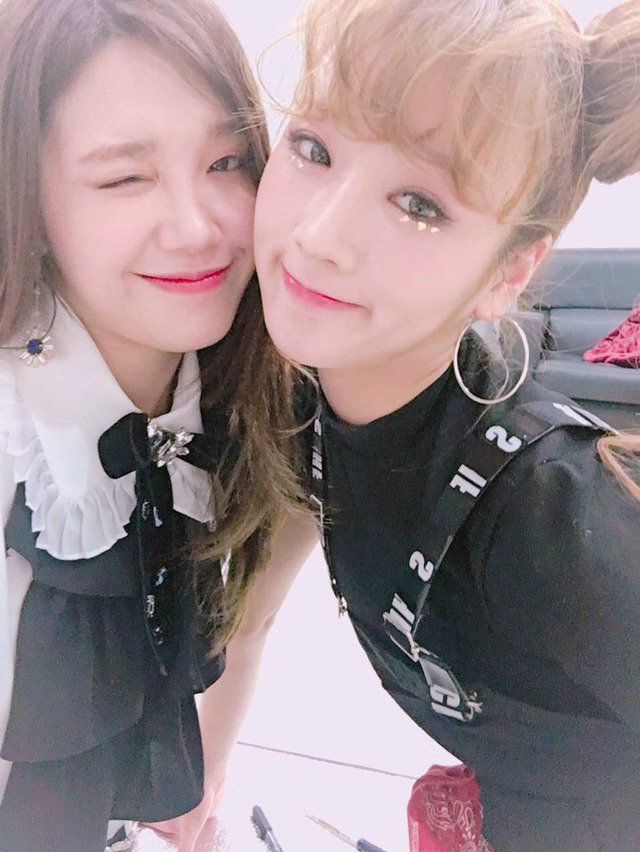 only_bomi's tweet photo. 170101 Bomi posted on fancafe with Eunji (1) https://t.co/rzrXr4vrca