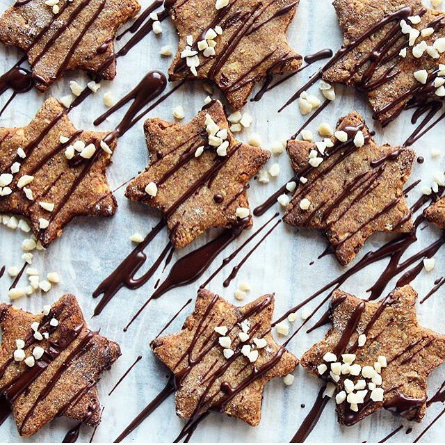 Welcoming in the New Year with a big plate of these delicious winter spice star cookies drizzled with our Pure Dark #rawchocolate 🌟💙🌟