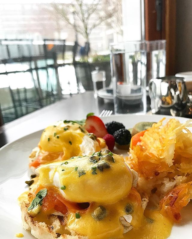 'My #brunch is my favourite #meal of the day. #smokedsalmonbenedict #vaneats #604eats #vanfoodie #coalharbour #vanlife' 📷: @jianger604