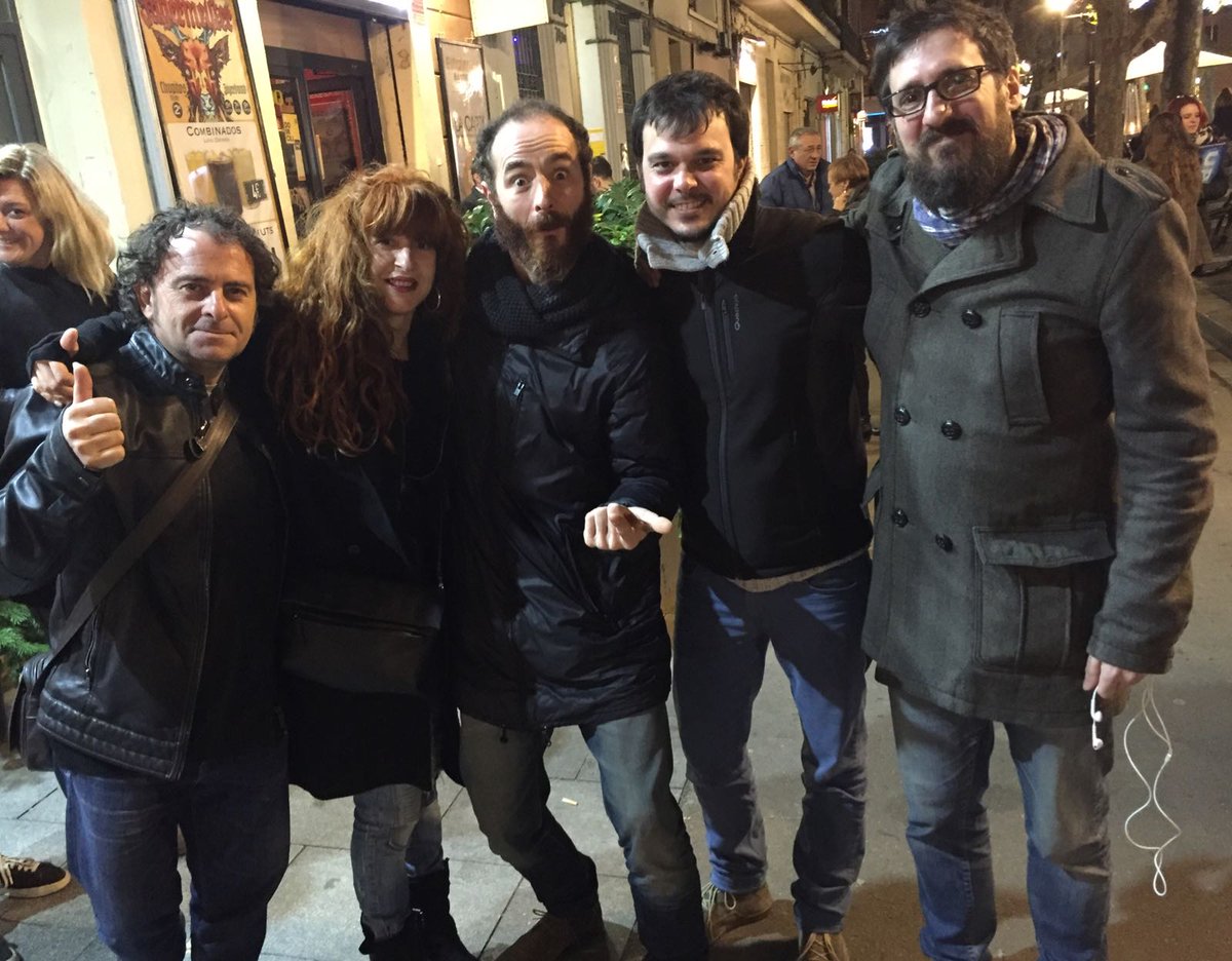 Amig@s!! La banda y yo os deseamos lo mejor para el 2017 y deciros que vamos locos 🙃 x encontrarnos d nuevo con vosotros en un concierto 😘