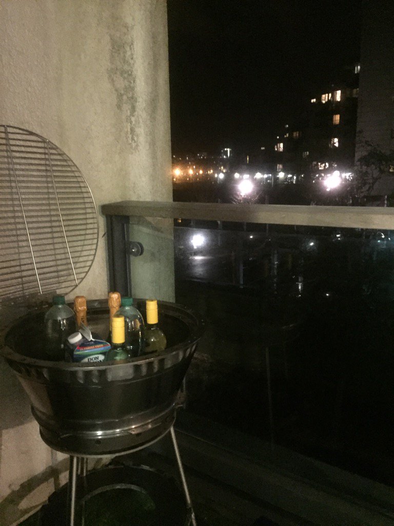 PilotsParadise1's tweet photo. The jet engine BBQ has other more cooling properties in winter #2017party @DappR747 https://t.co/AkN4627Chq