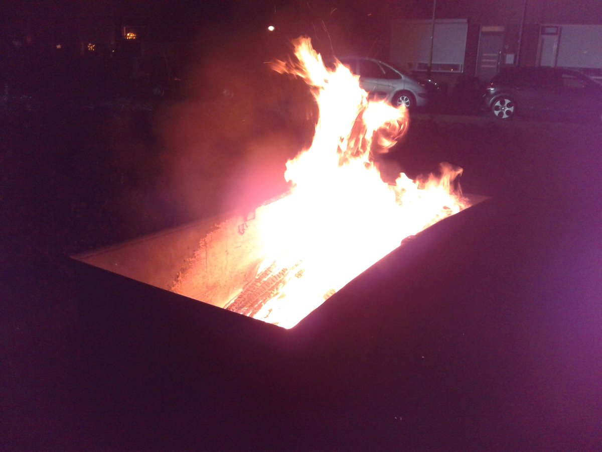 Melding voertuigbrand in #werkendam op de postelstraat het was een vreugde  vuur in een metalen bak  brandweer blust  de brand