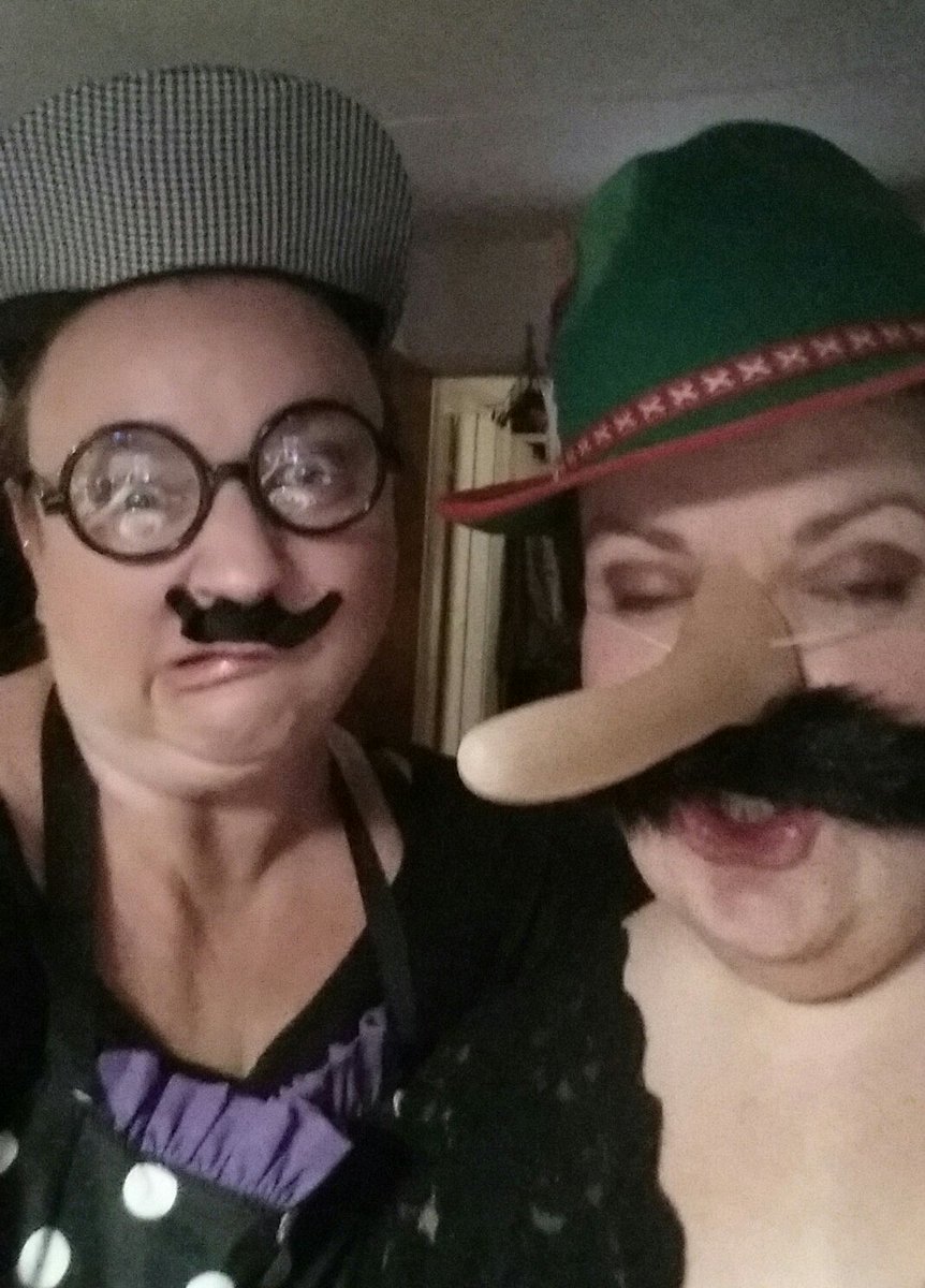 Kmoztar's tweet photo. Det her er allerede stukket af #nytår #happynewyearsophyducks #mrpommeroy #mrwinterbottom https://t.co/rTVftMGt5U