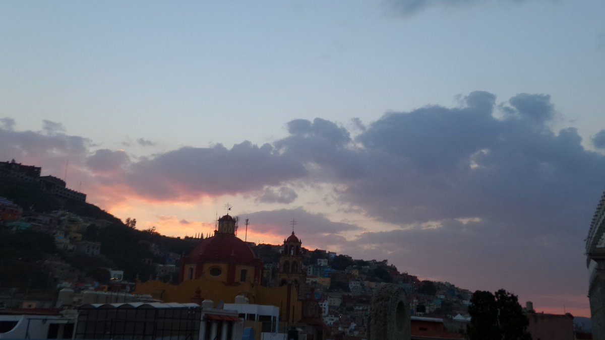 HetzmekPhoto's tweet photo. Last sunset of the year https://t.co/h9bHavIRWn